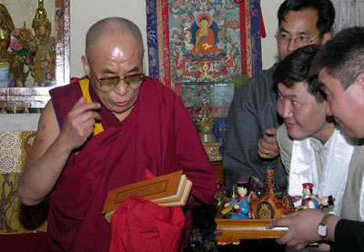 Книгаго: «Ясная картина мира»: беседа Его Святейшества Далай-ламы XIV c российскими журналистами. Иллюстрация № 2